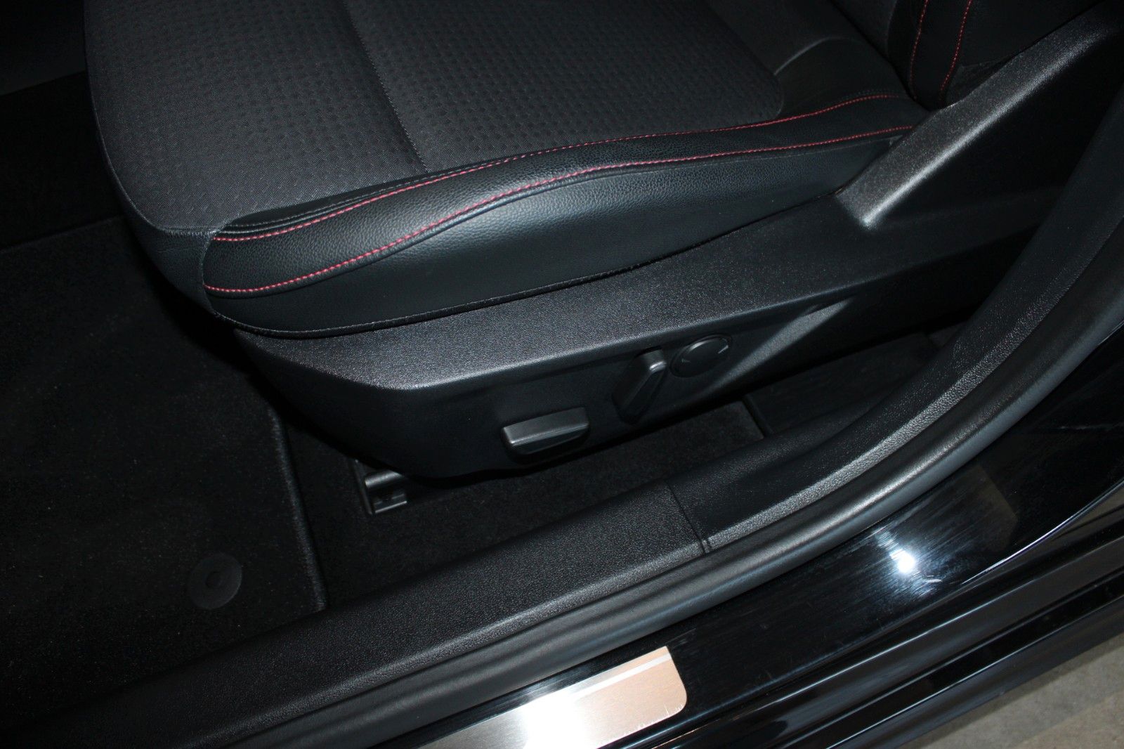 Fahrzeugabbildung Ford Focus 134kW ST-Line LED NAVI CAM WinterPaket