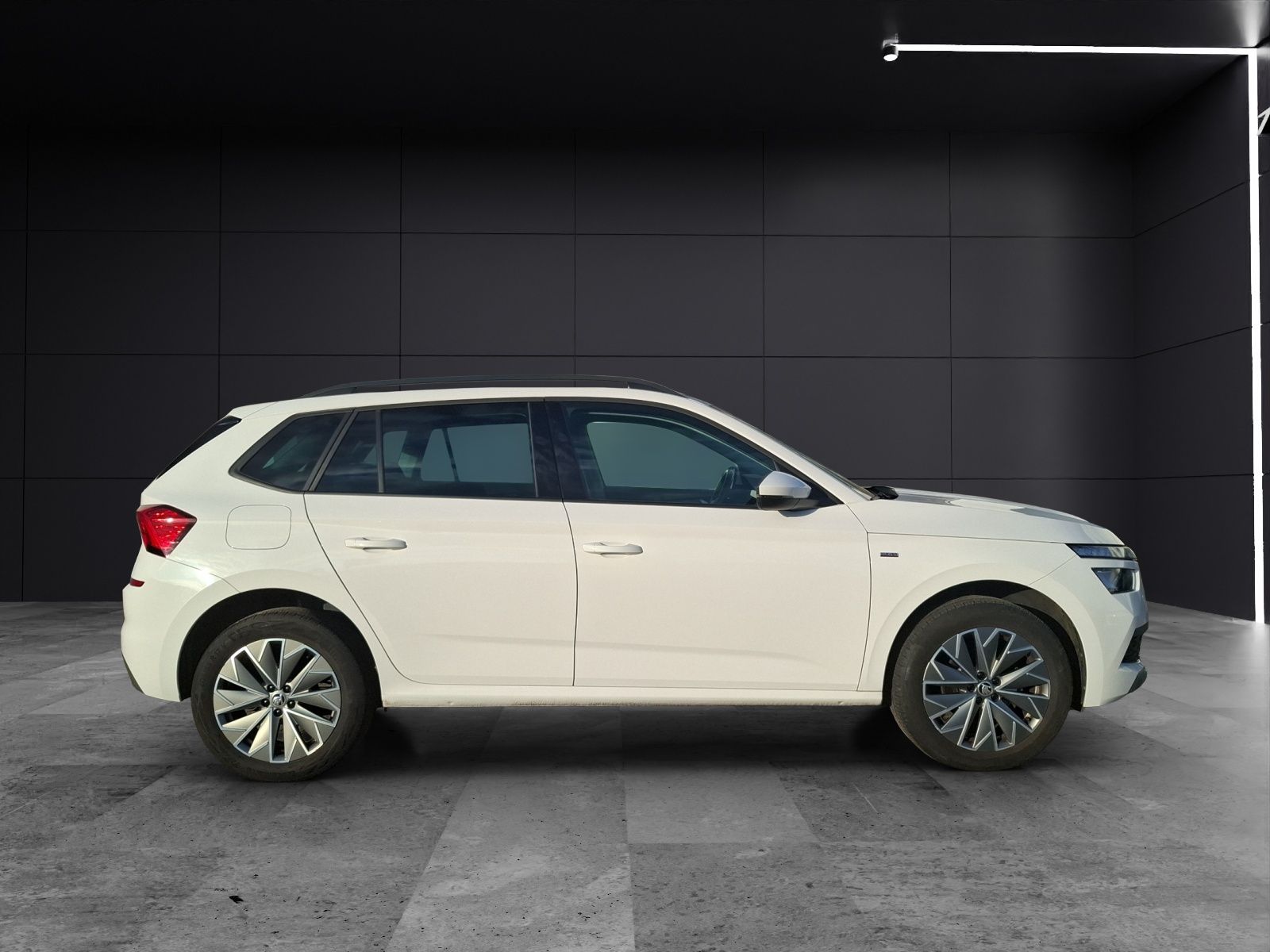 Fahrzeugabbildung SKODA Kamiq TSI Clever LED Navi AID GRA PDC SH LM