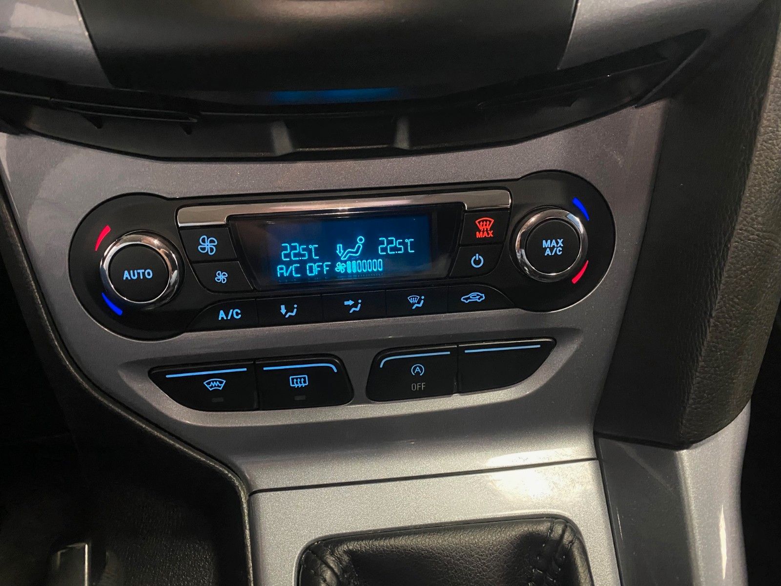 Fahrzeugabbildung Ford Focus 1.6 TDCi Titanium Turnier+NAVI+TELEFON+ALU