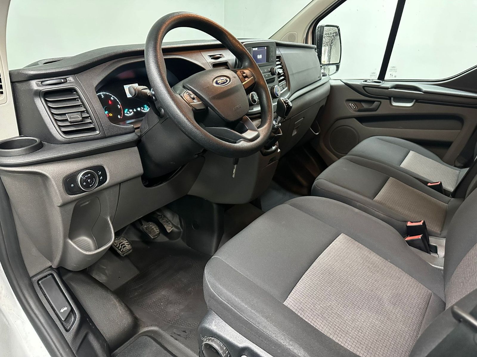 Fahrzeugabbildung Ford Transit Custom 320 L1H1  - 9Sitze*KLIMA