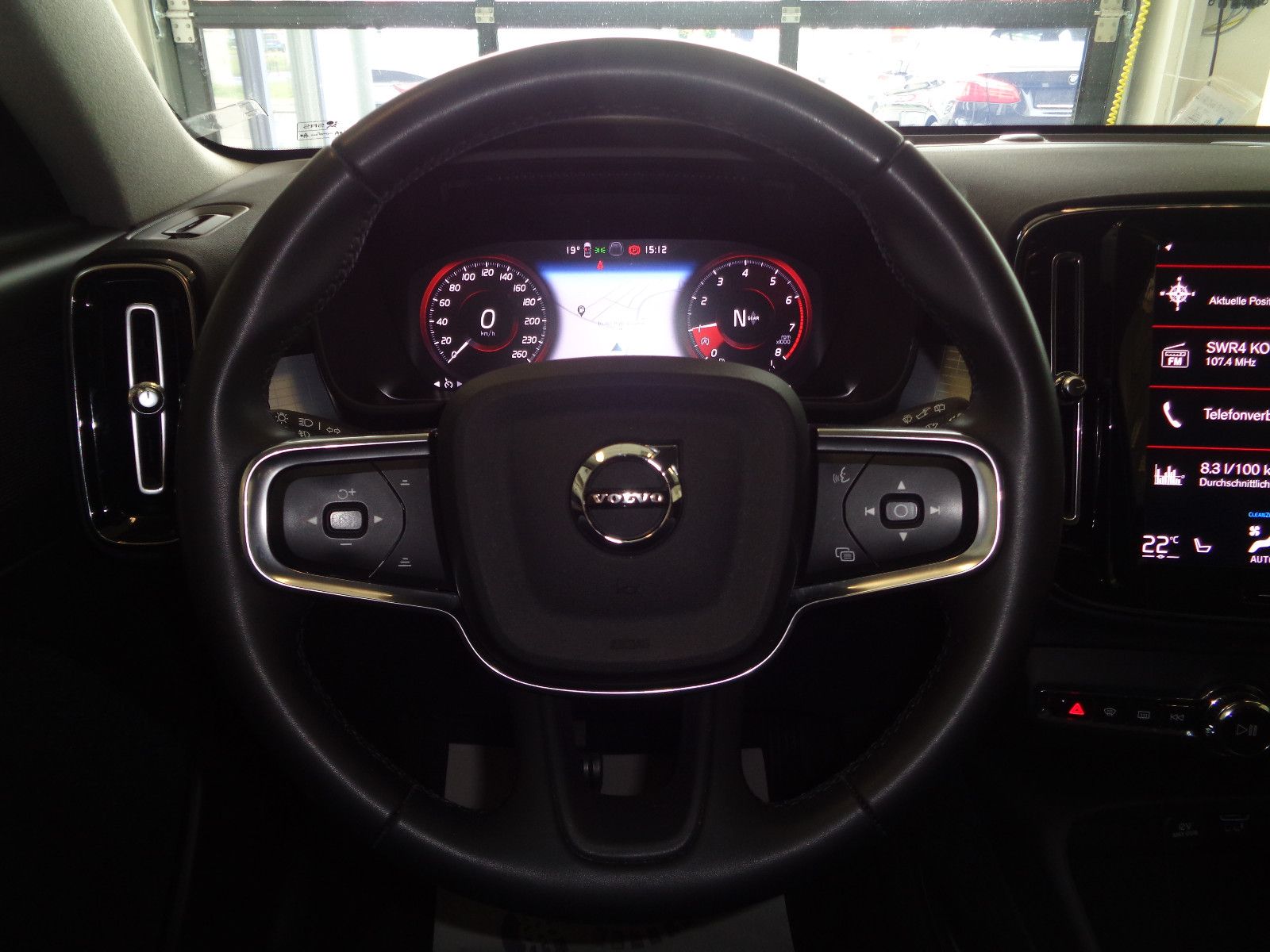 Fahrzeugabbildung Volvo XC40 Momentum 2WD / NAVI / LED / KAMERA /1. Hand