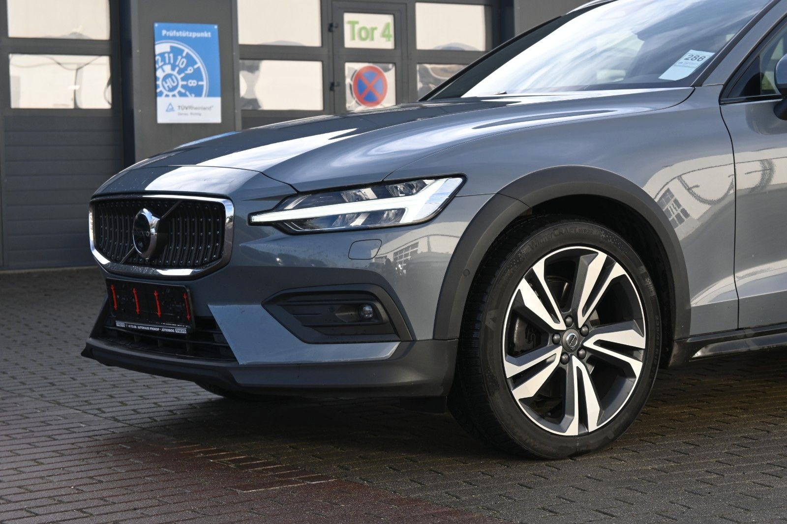 Fahrzeugabbildung Volvo V60 B4 Diesel CC Plus AWD*360°*PANO*H&K*