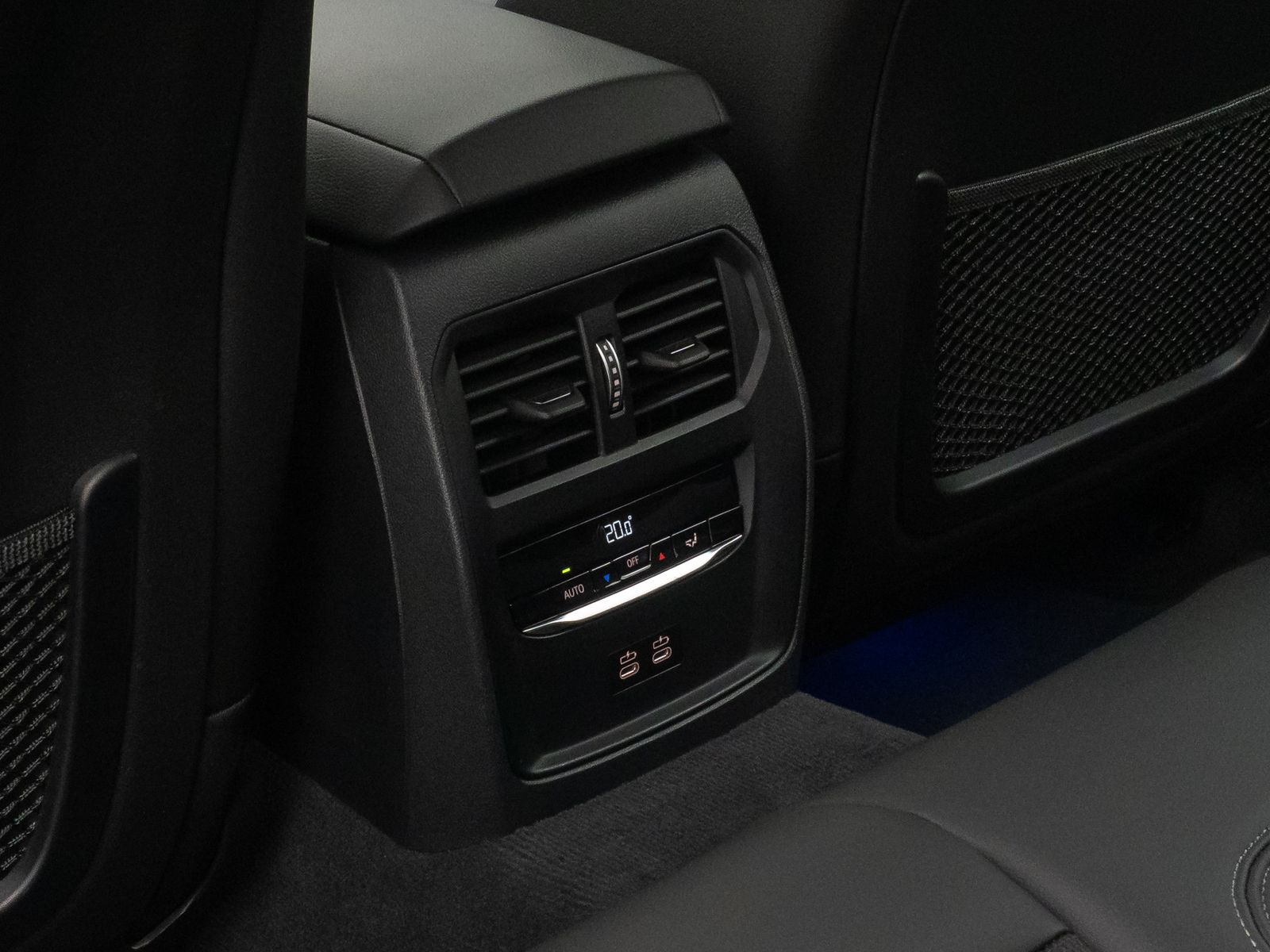 Fahrzeugabbildung BMW 320i Sport Line Alarm DAB FernlichtAss PDC LED
