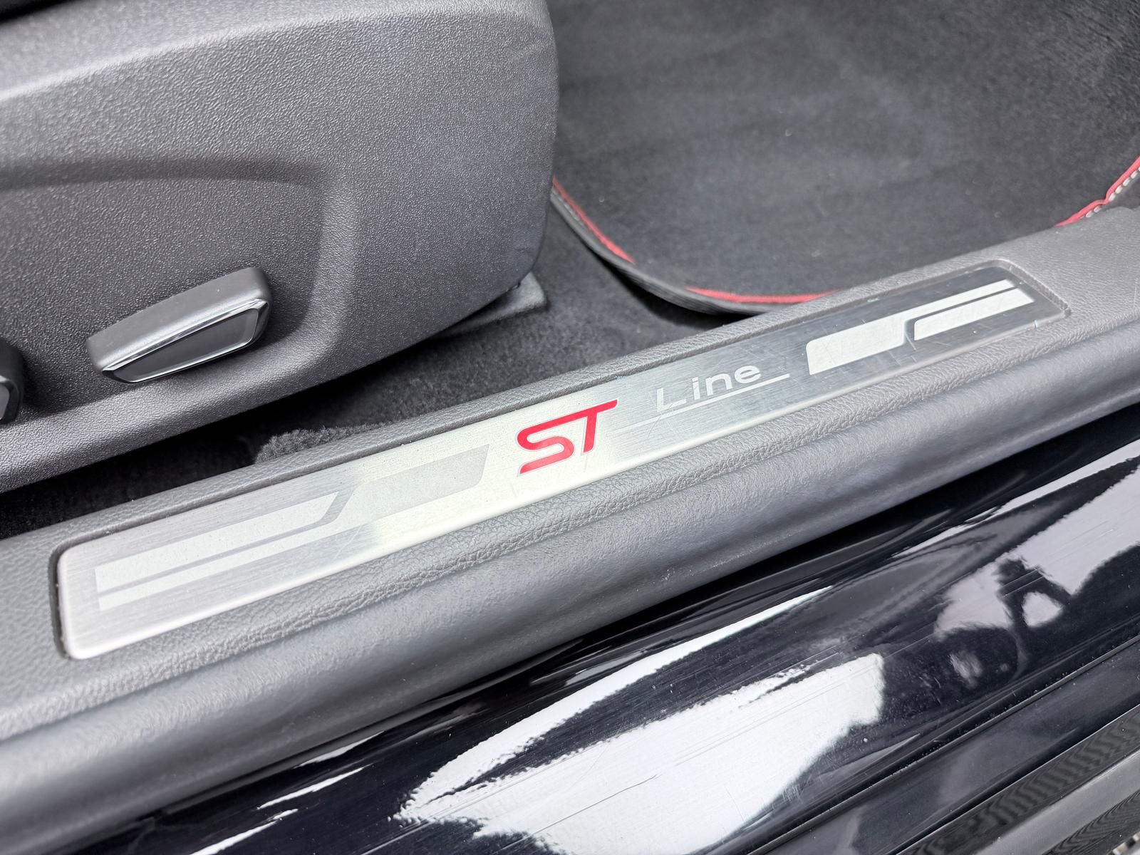 Fahrzeugabbildung Ford 1.5 ECOBOOST ST-LINE/SONY/R-CAM/KEYL/NAV/MEMORY