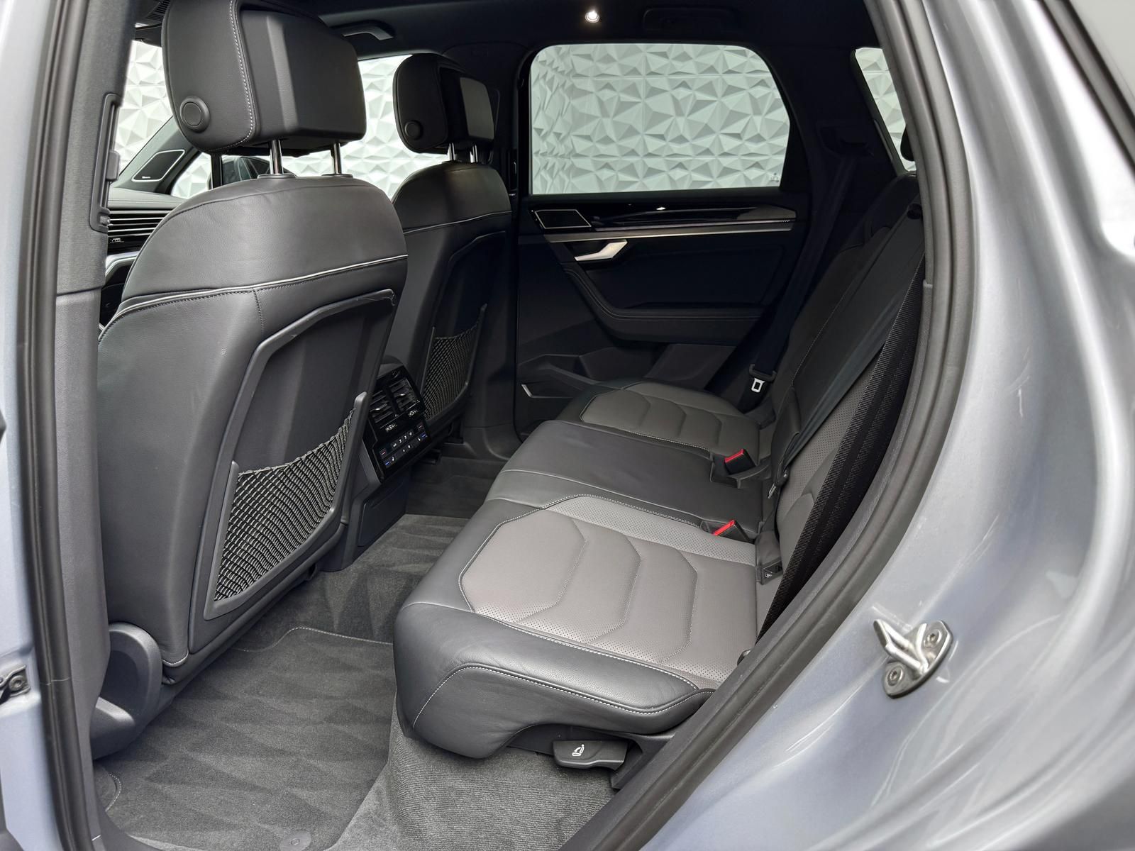 Fahrzeugabbildung Volkswagen 4.0 TDI V8*R-LINE*STANDHZ*DYNAUDIO*LUFT*PANO*AHK
