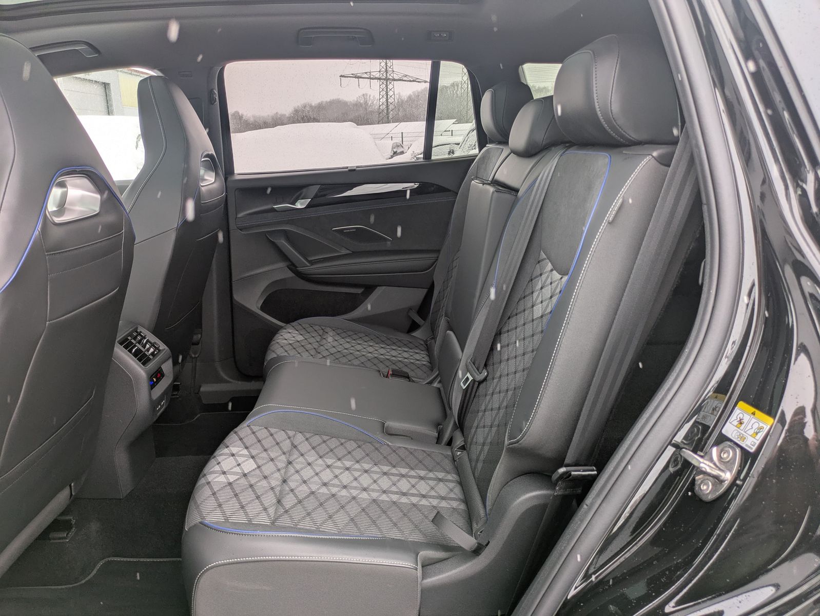 Fahrzeugabbildung Volkswagen Tayron 2.0 TDI 4M R-Line 7Si*MATRIX*AHK*PANO*HUD