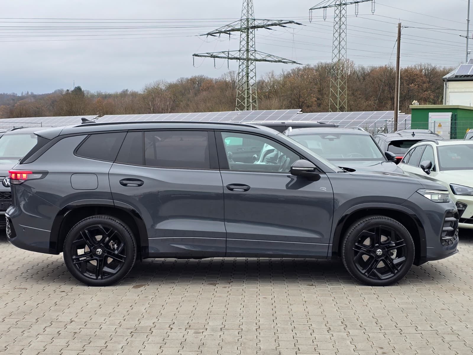 Fahrzeugabbildung Volkswagen Tayron 2.0 TDI 4M R-Line BLACK*7Si*MATRIX*PANO