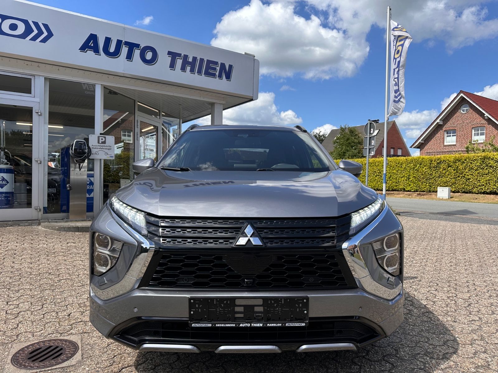 Fahrzeugabbildung Mitsubishi Eclipse Cross 2.4 Hybrid 4WD Select AHK/ACC/360°