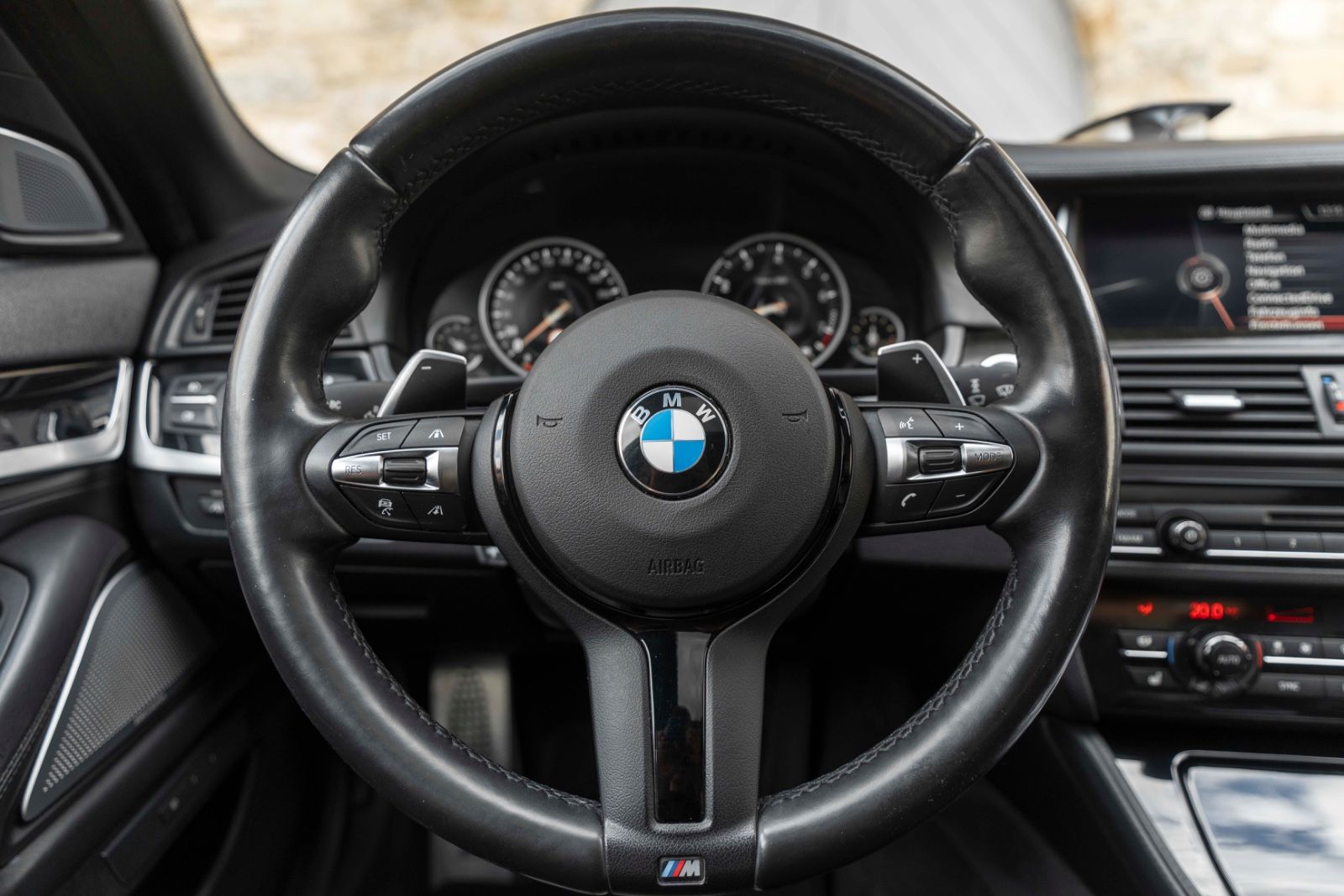 Fahrzeugabbildung BMW 550IX M-SPORTPAKET HUD B&O ACC HUD KAM TOTW