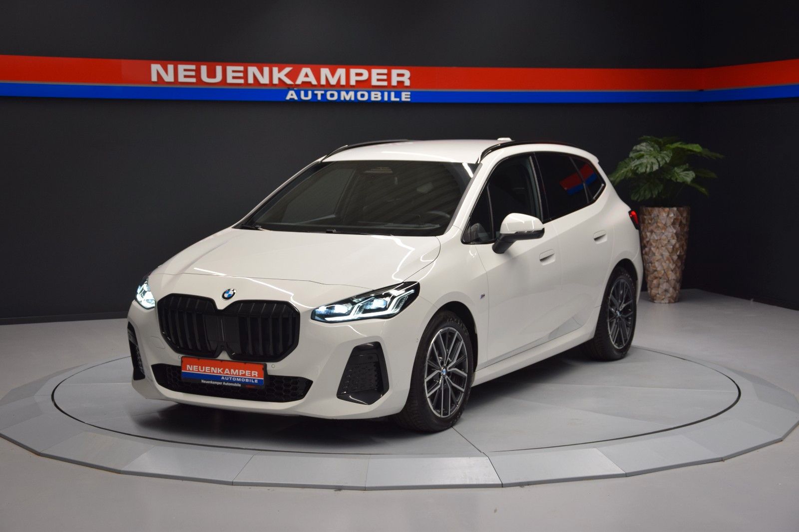 Fahrzeugabbildung BMW 220 i M Sport Active Tourer HuD H&k ACC AHK 360°