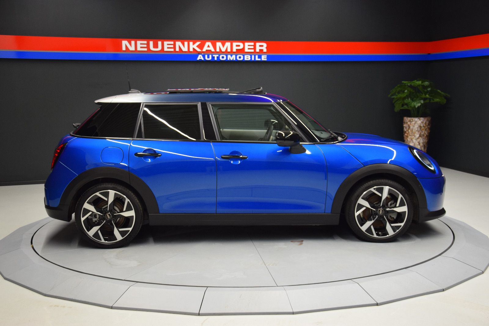 Fahrzeugabbildung MINI Cooper C Favoured Trim 5-Türen Paket-L Pano h/k