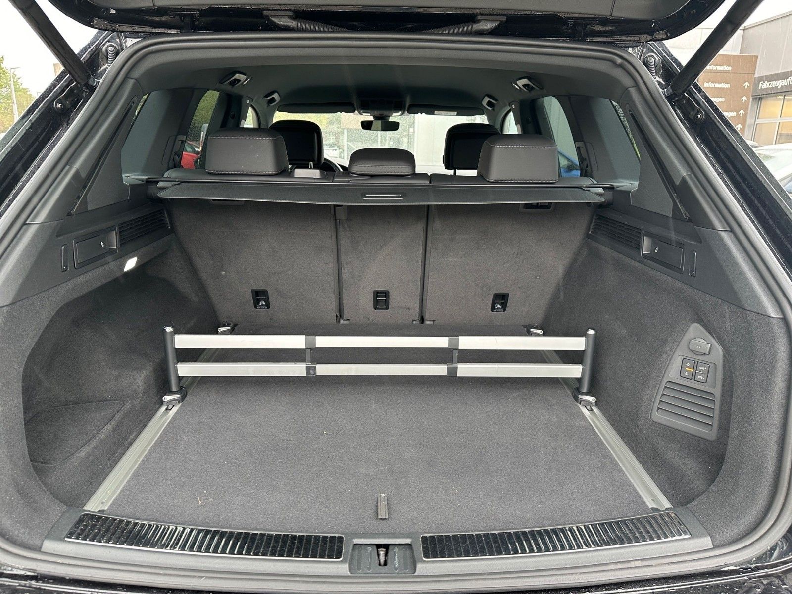 Fahrzeugabbildung Volkswagen Touareg 4.0 TDI V8 R-Line 21" LEDER Head-Up