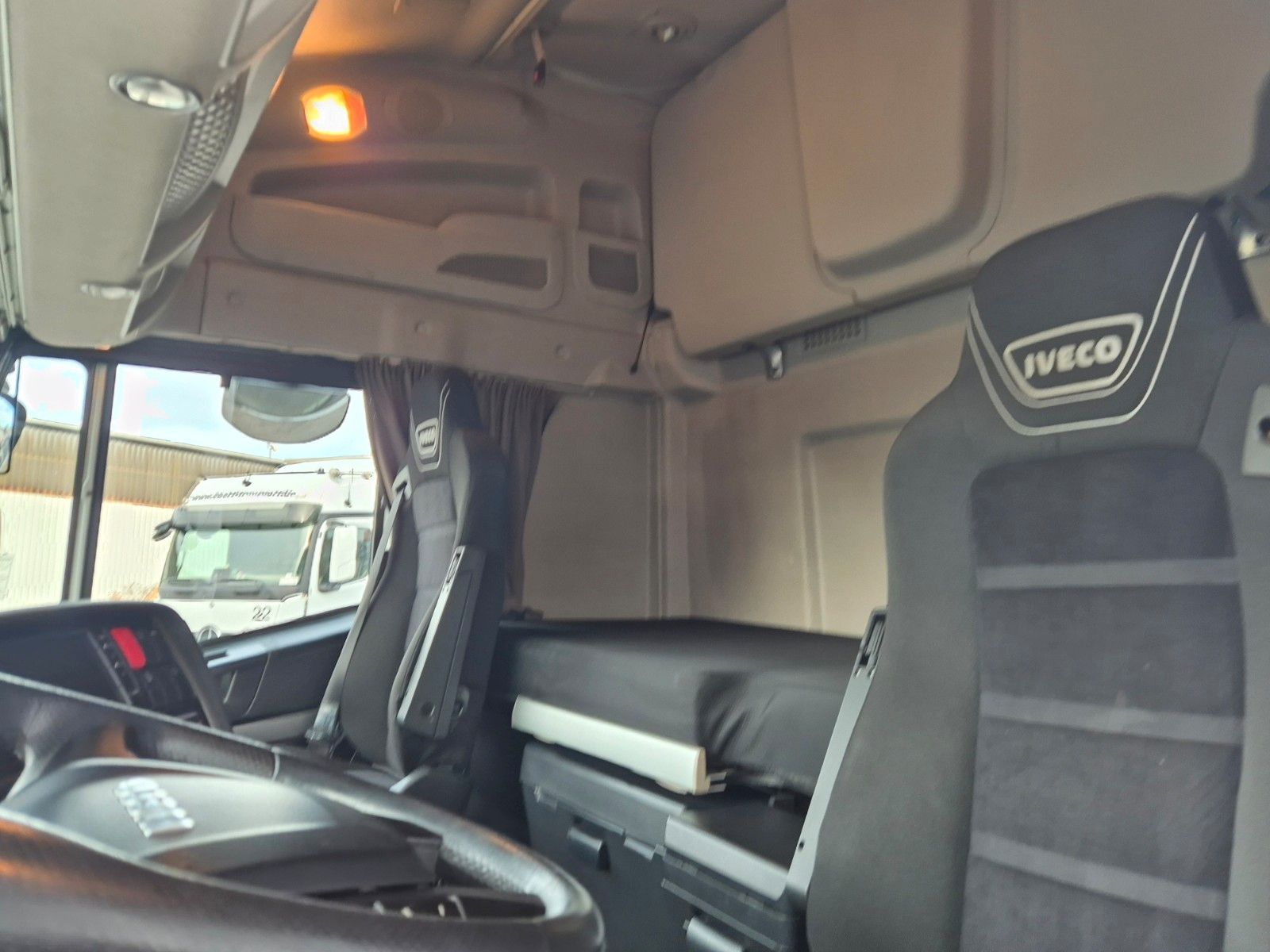 Fahrzeugabbildung Iveco Stralis 460NP LNG Standklima Xenon 3 Stück