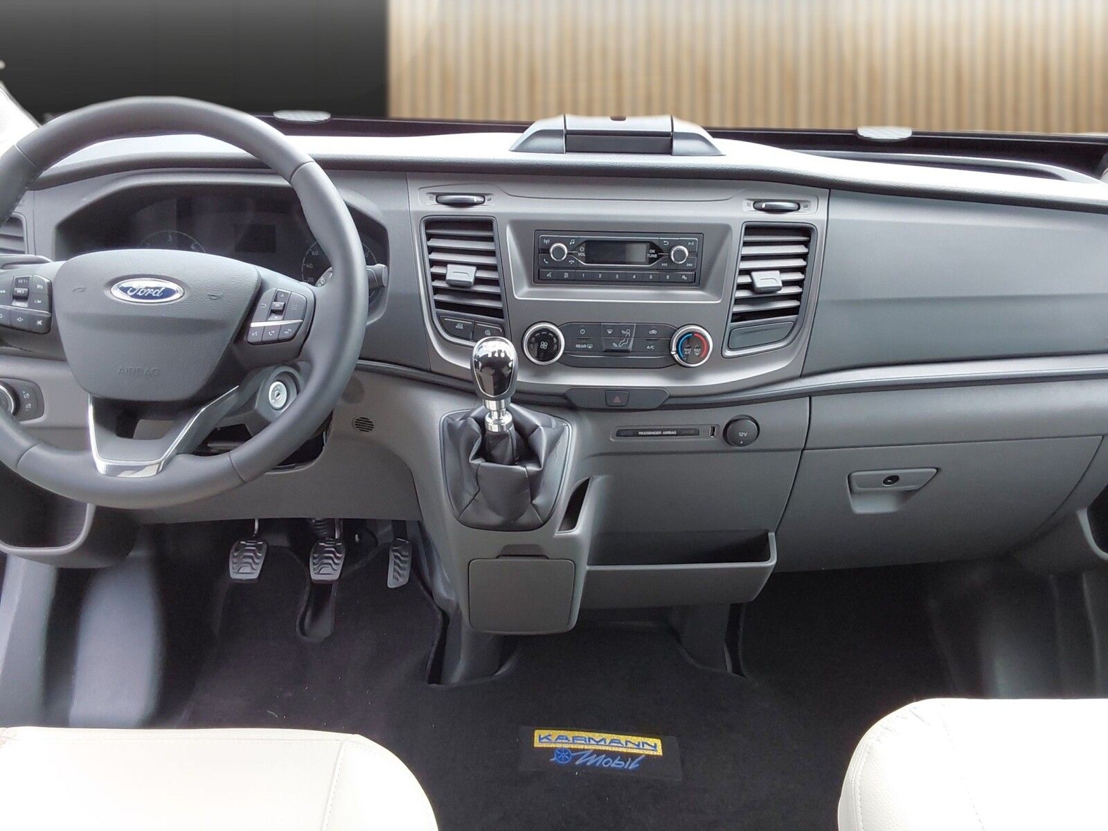 Fahrzeugabbildung Karmann Dexter 4x4 DE 570 AW Klima, RFK, El. Trittstufe