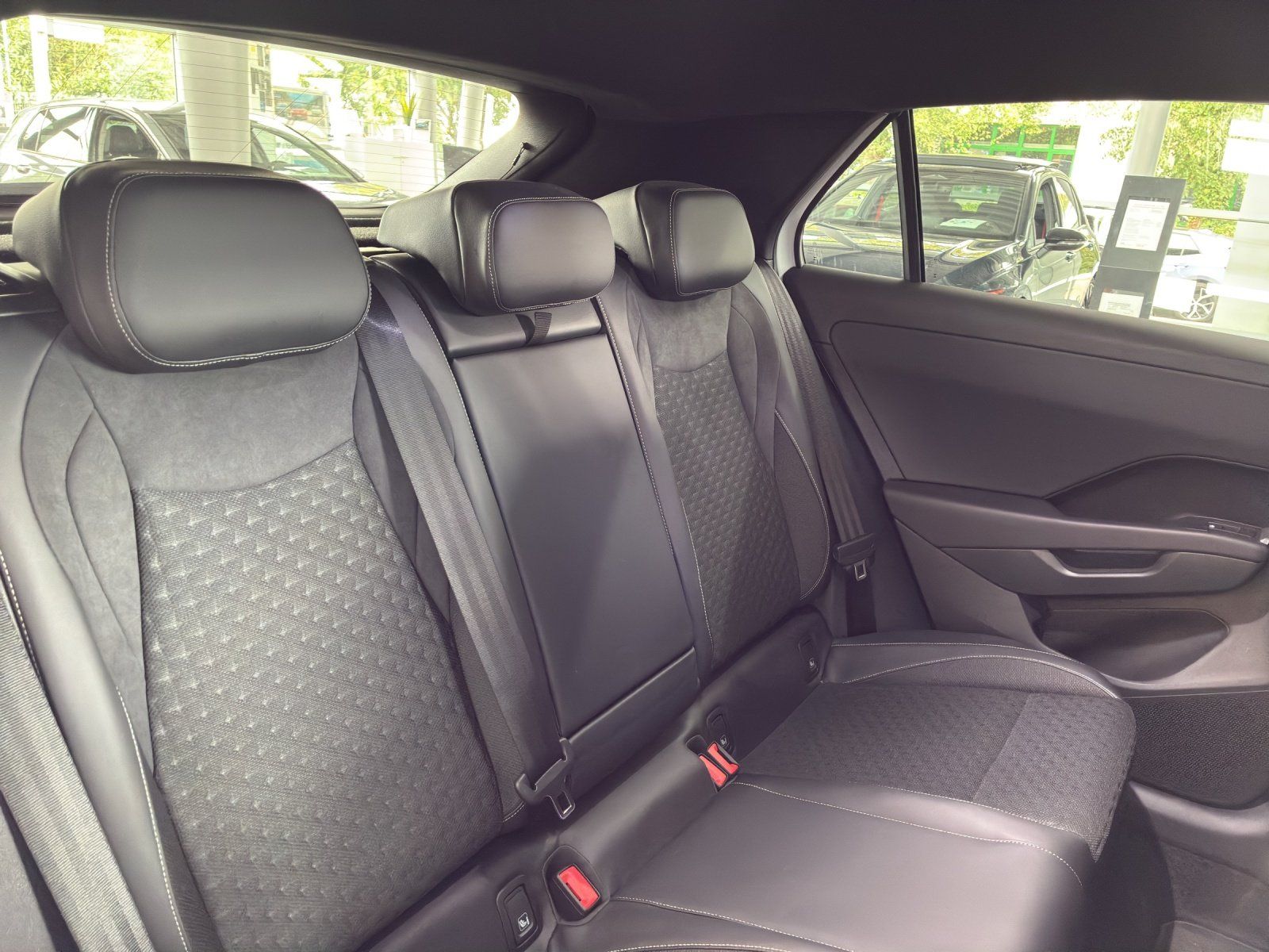 Fahrzeugabbildung Volkswagen T-Roc 1.5 eTSI W R-Line 360,HUD,Kamera,LED,Navi