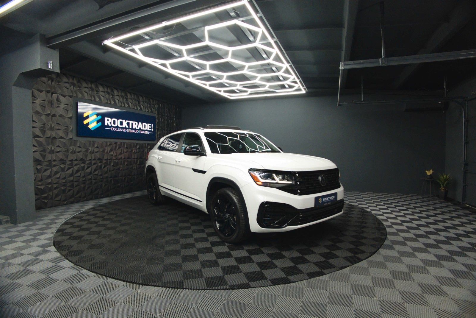 Fahrzeugabbildung Volkswagen ATLAS 3.6 Cross Sport 4x4 R-Line Black 4Motion
