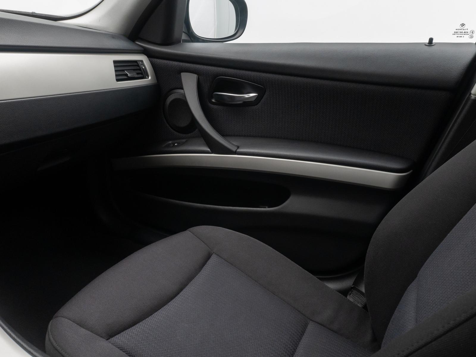 BMW 318 2012 — photo 30