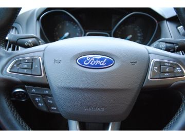 Fahrzeugabbildung Ford Focus 1.5 TITANIUM+AHK+WINTER-PAKET+KEYFREE+NAVI