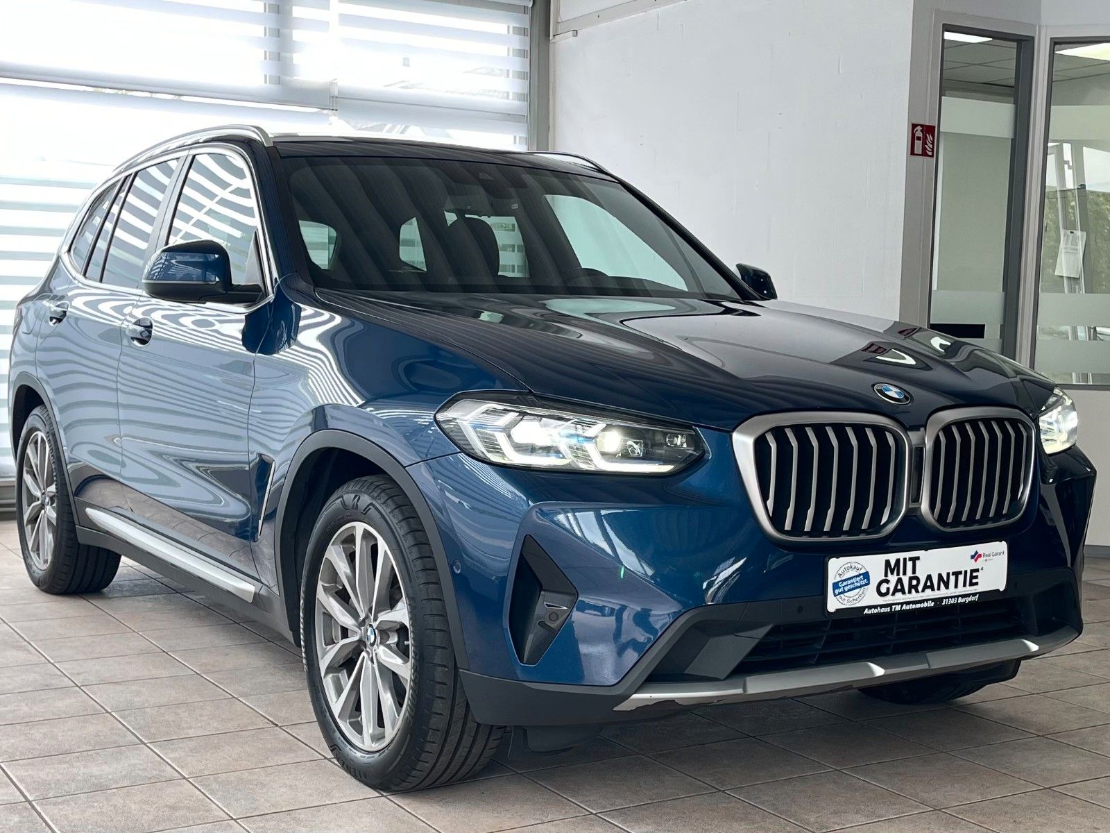BMW X3 xD30d LASER KAM HUD AHK StandHzg LenkHzg imagem 2