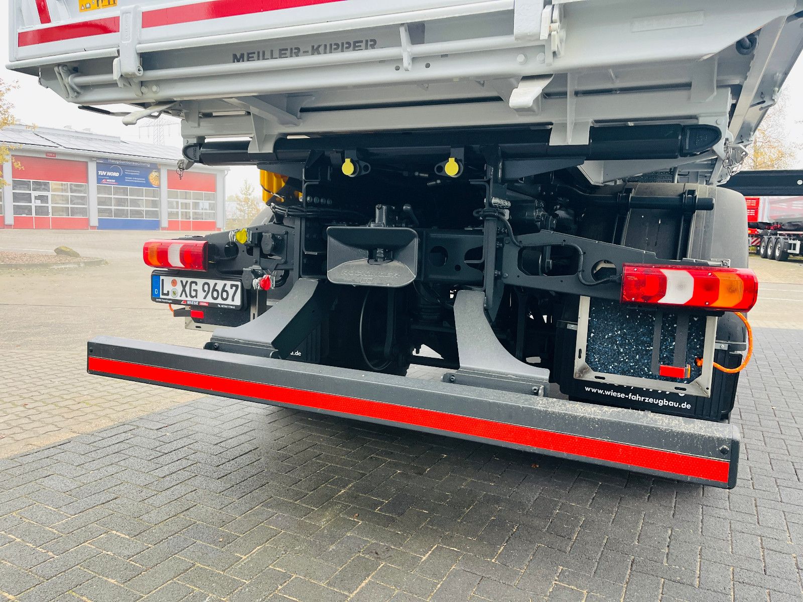 Fahrzeugabbildung Mercedes-Benz Arocs 1835  4x4 Meiller Fassi F135 Kran Kipper