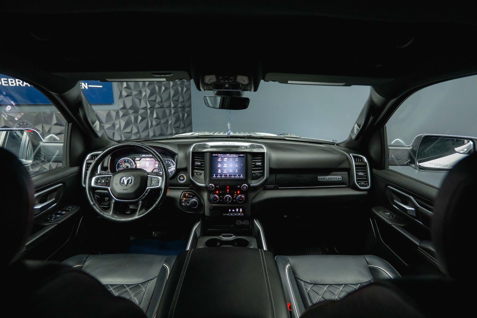 Fahrzeugabbildung Dodge RAM 5.7 V8 HEMI 4x4 OFFROAD Night-Paket *LED*