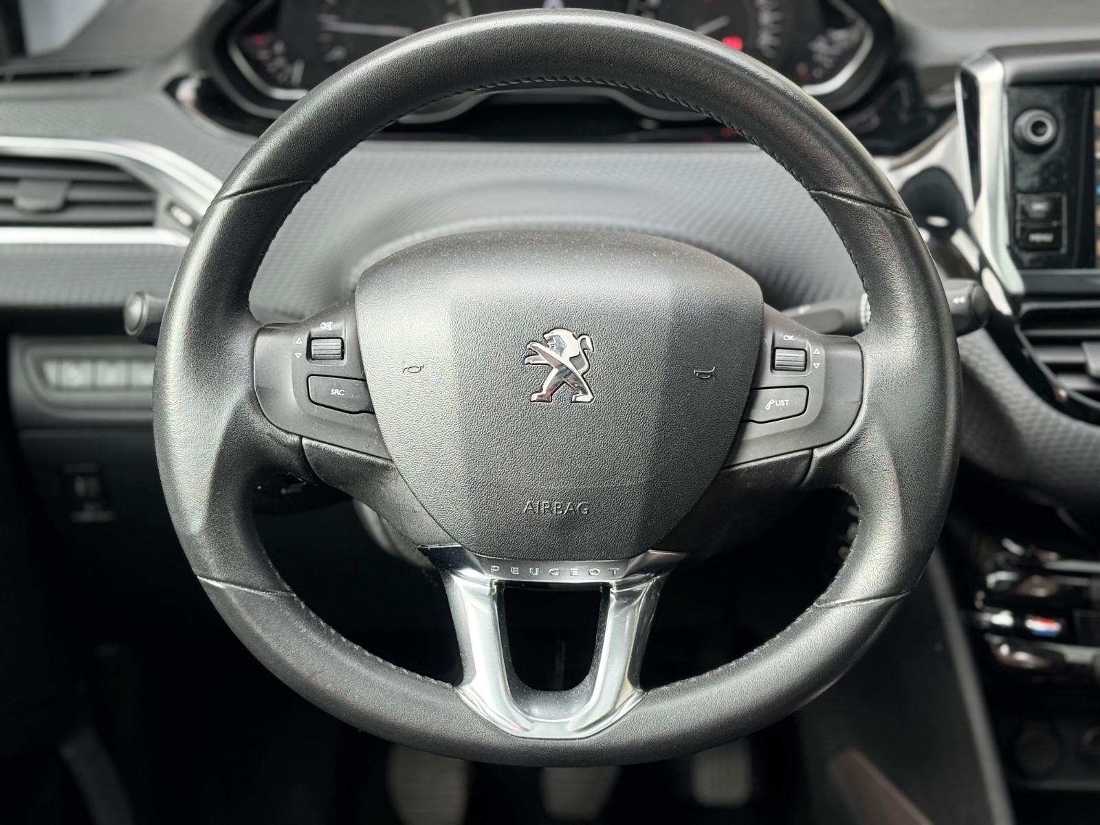Peugeot 2008 Style*2.HAND*NUR 87TKM*PANO*NAVI*TEMPO*PDC