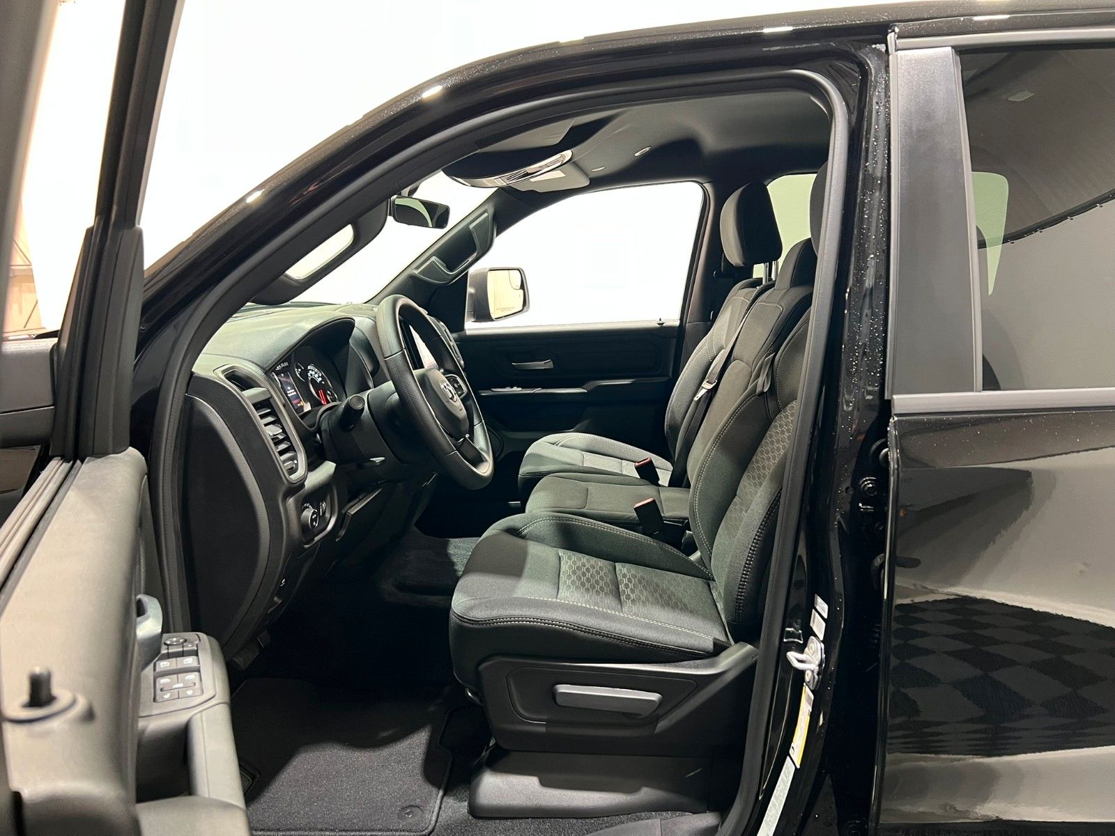 Fahrzeugabbildung Dodge RAM 1500 Tradesman Night 3.0L MY25 *6. Sitz*