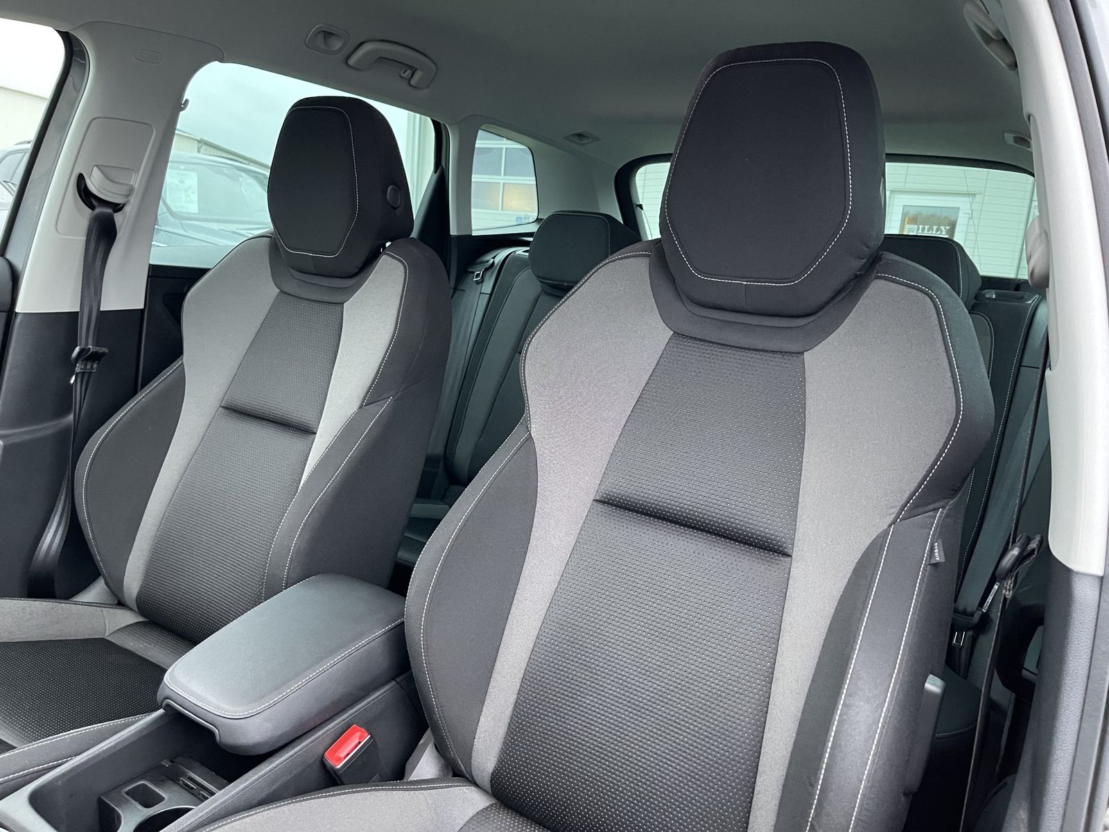 Fahrzeugabbildung SKODA Karoq Ambition 1.5 TSI*AHK*STHZ*LED*Cam*ACC*