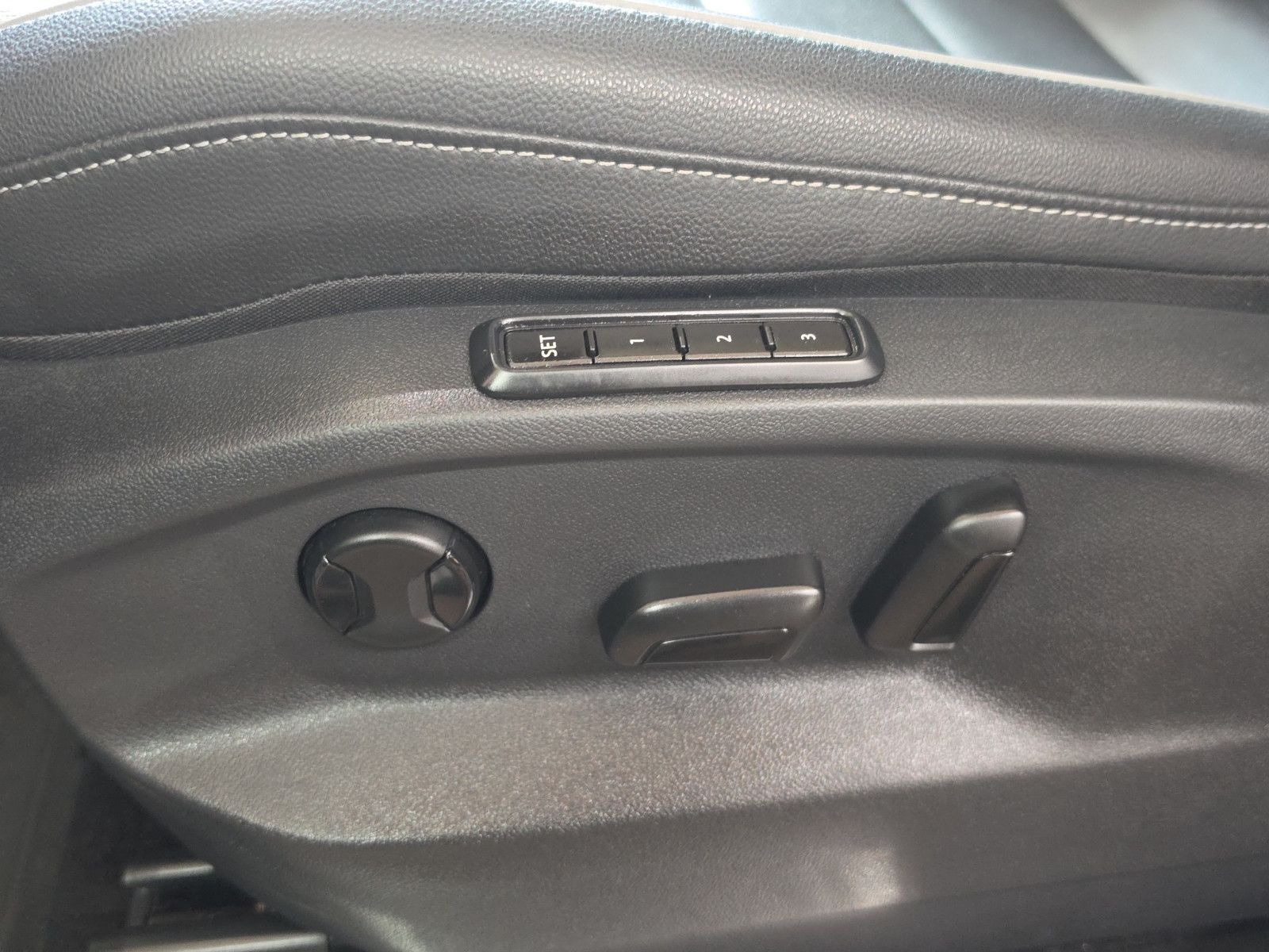 Fahrzeugabbildung Volkswagen Tiguan  R-LINE HiGHLiNE  4MOTION PANORAMA DACH