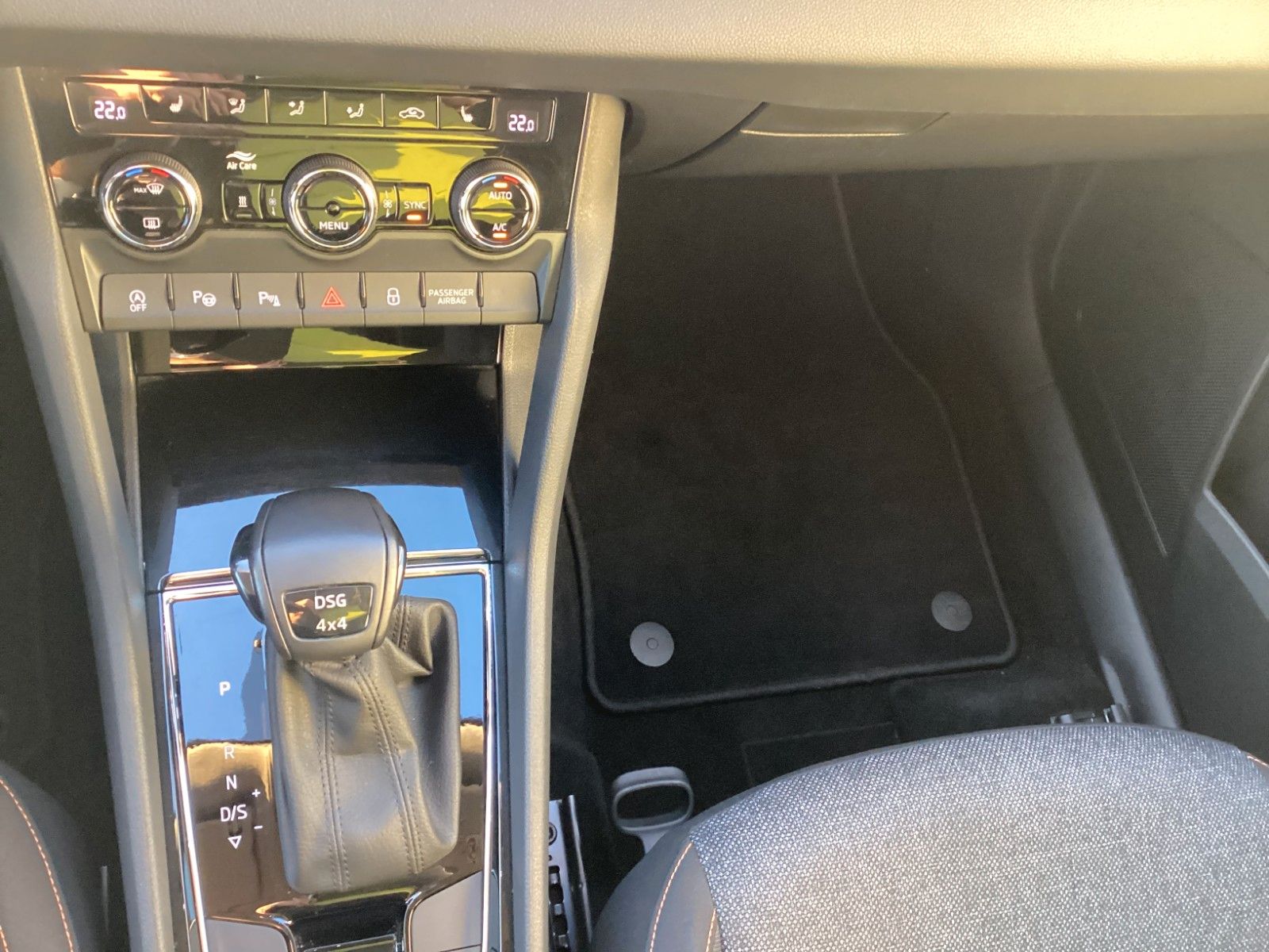 Fahrzeugabbildung SKODA Karoq Clever 2.0 TDI 110 KW DSG 4x4