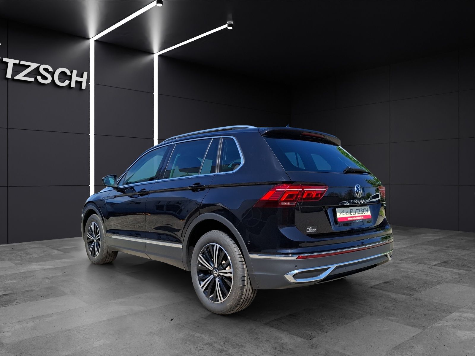 Fahrzeugabbildung Volkswagen Tiguan TDI Elegance 4M STH Matrix AHK Navi AID A
