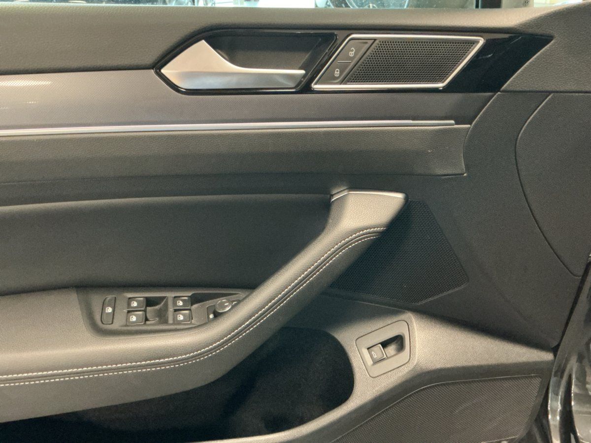 Fahrzeugabbildung Volkswagen Passat Variant Comfortline R-Line 1.4 TSI Navi