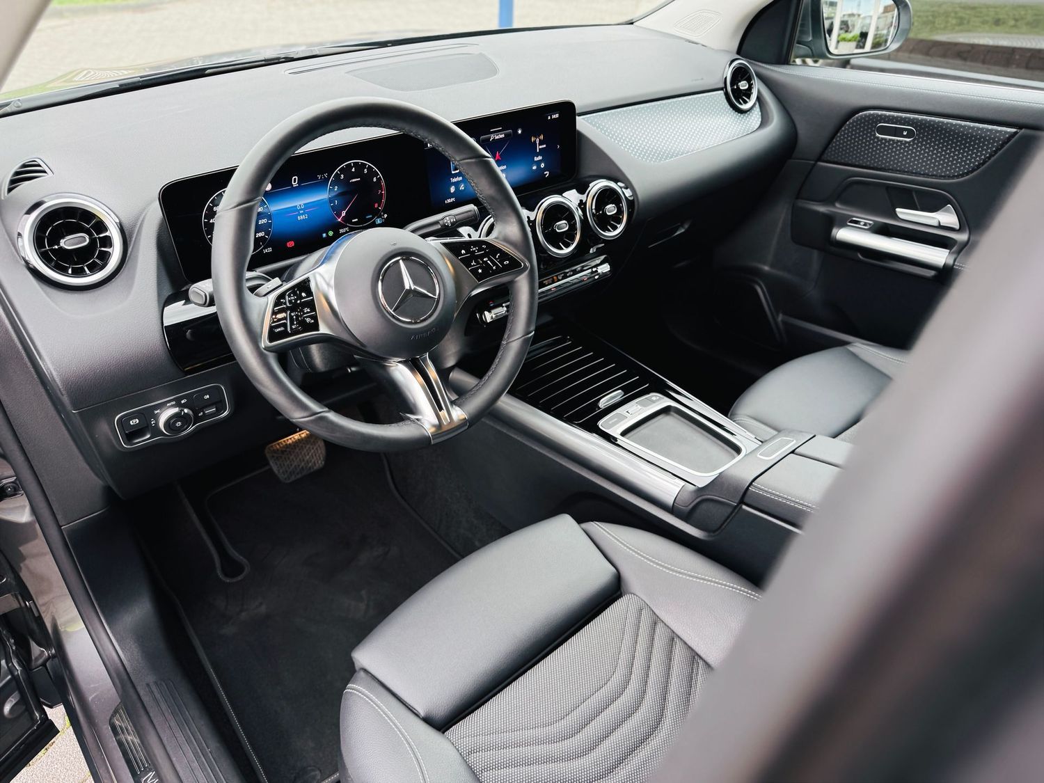 Fahrzeugabbildung Mercedes-Benz GLA 200 PROGRESSIVE ADVANCED, 360°, Totwinkel, W