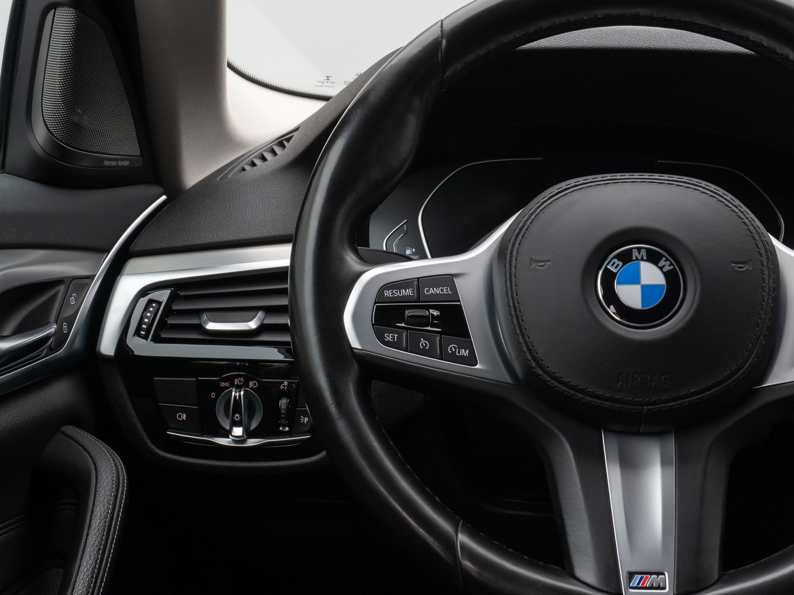 Fahrzeugabbildung BMW 520d xD Kamera HUD DAB H/K Fernlichtassist Alarm