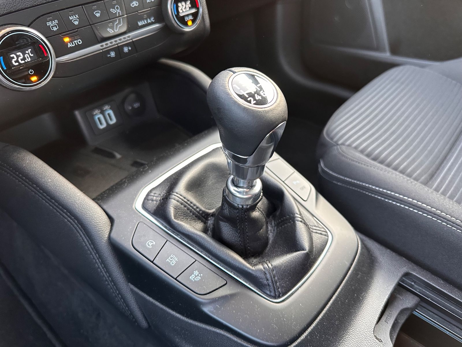 Fahrzeugabbildung Ford Focus Turnier Titanium 1.0 EB Navi/APP/LED/eHeck