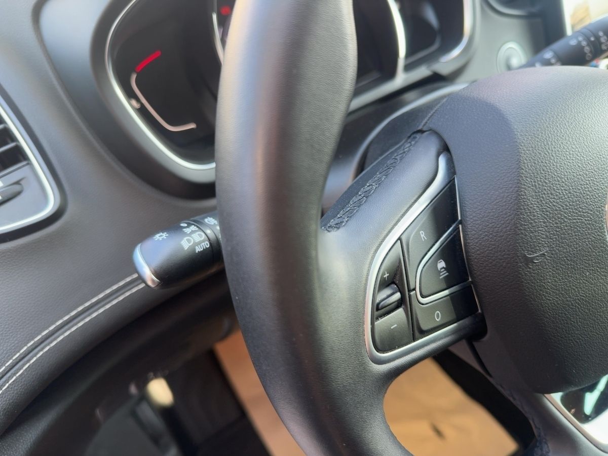 Fahrzeugabbildung Renault Grand Scenic TECHNO TCe 140 EDC 7-Sitzer