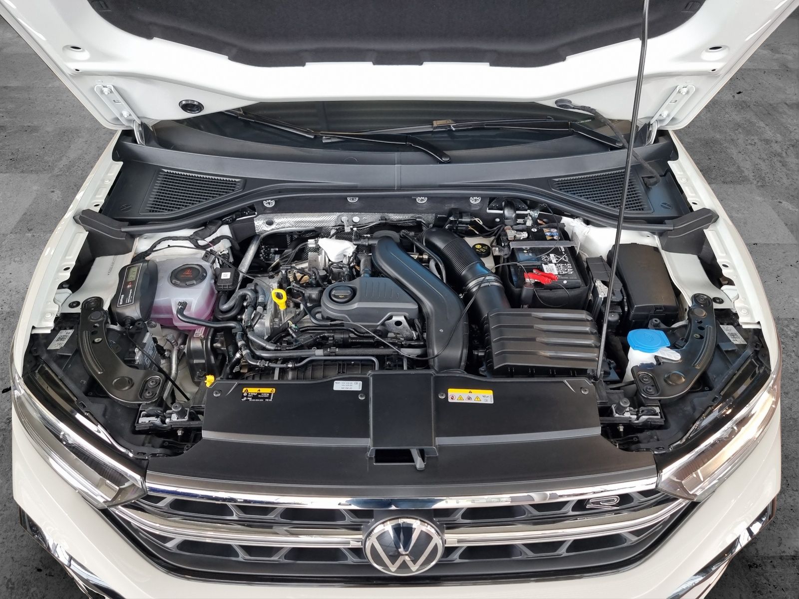 Fahrzeugabbildung Volkswagen T-Roc TSI R-Line DSG IQ.Light ACC SHZ RearView A