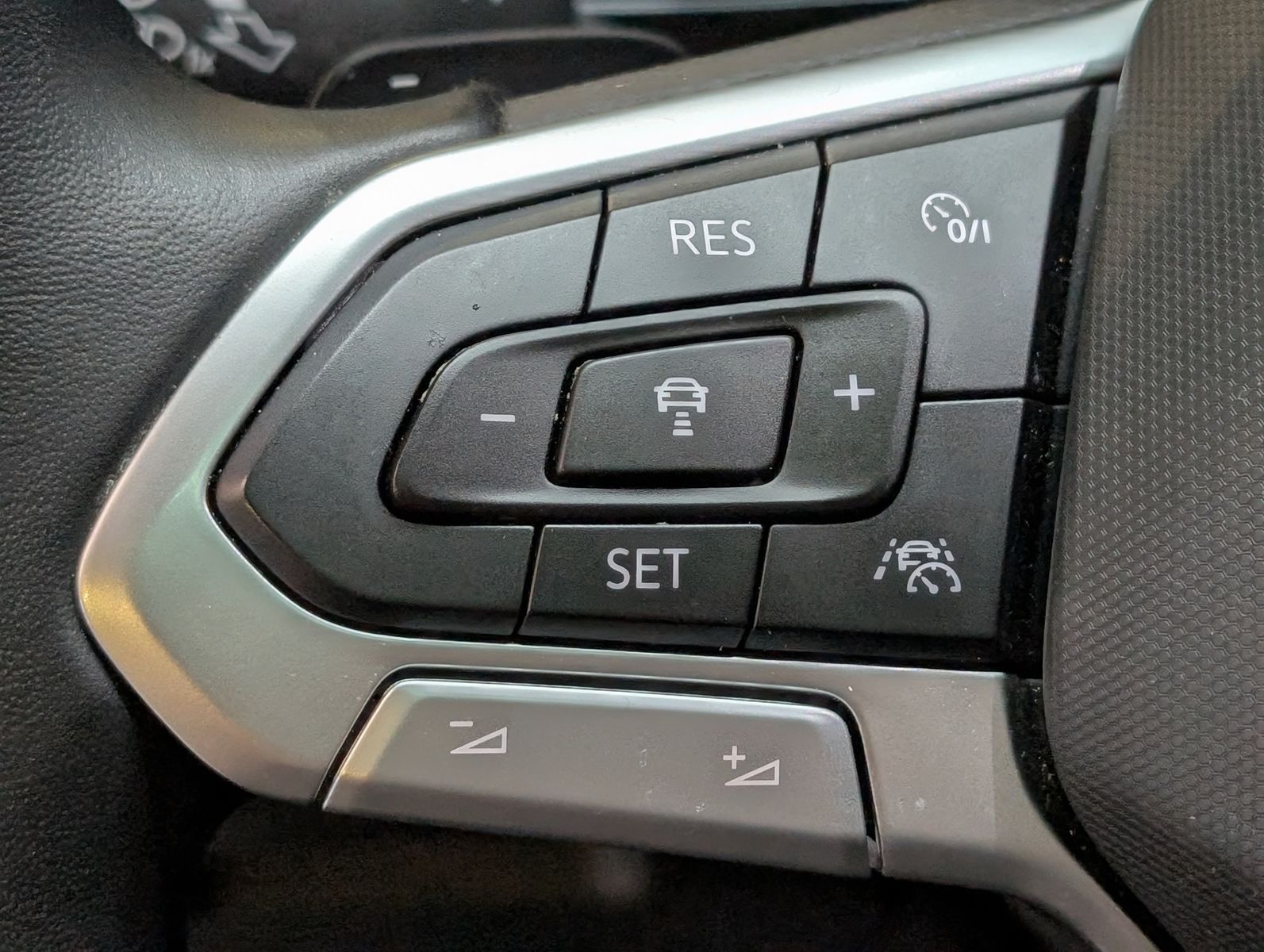 Fahrzeugabbildung Volkswagen Touran 2.0 DSG R-Line High. Pano 7-Si IQ.Dri AHK