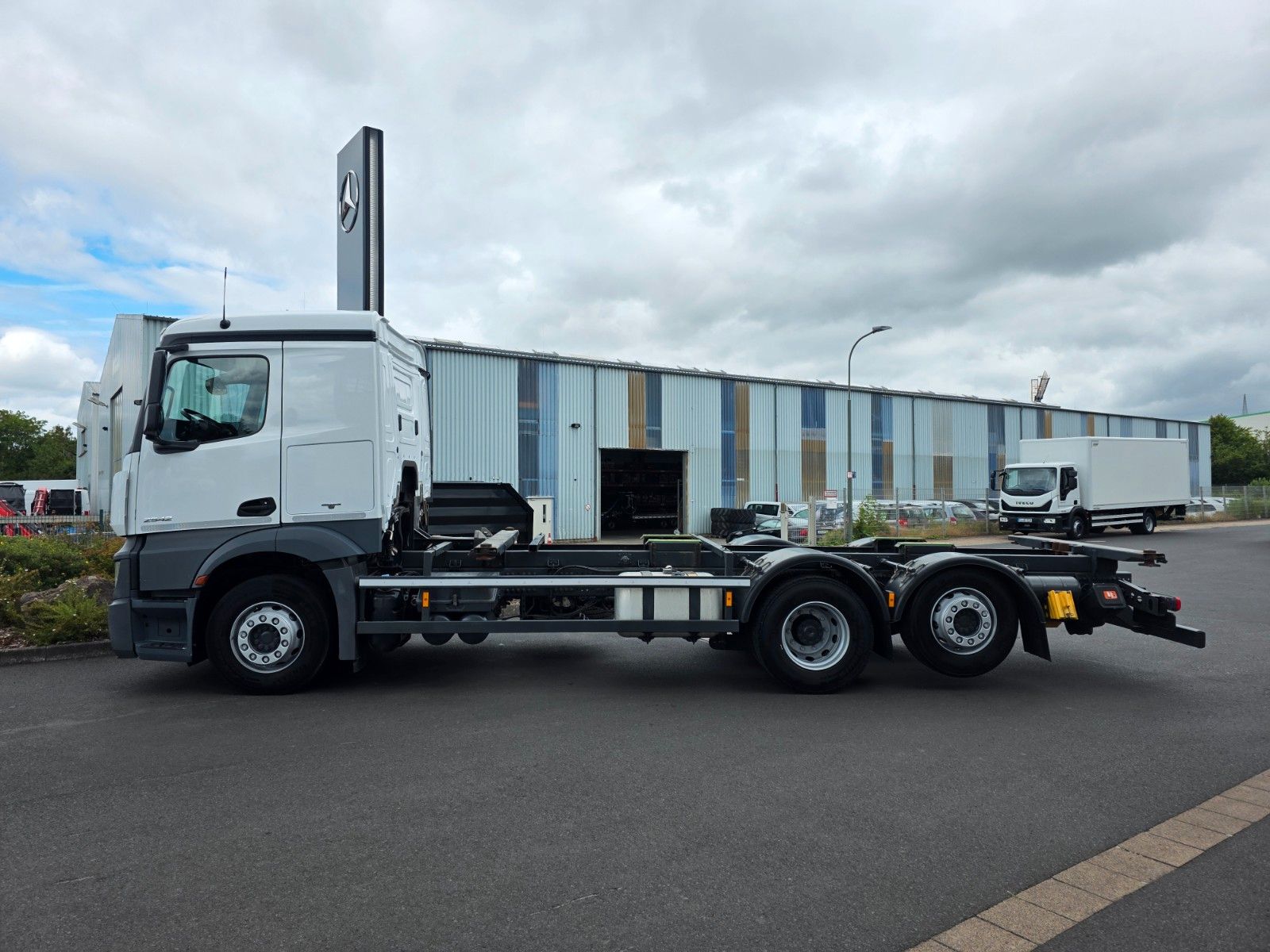 Fahrzeugabbildung Mercedes-Benz Actros 2542 L 6x2 BDF Retarder ADR