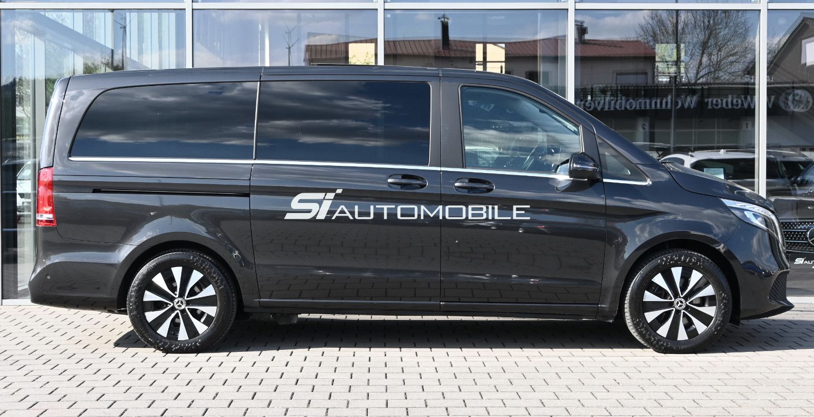Fahrzeugabbildung Mercedes-Benz V 300 d 4Mat. Lang AVANTG. EDITION °PANO°STANDHZ