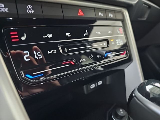 Fahrzeugabbildung Volkswagen T-Roc 1.5 l TSI DSG MOVE LED AHK NAVI MFL