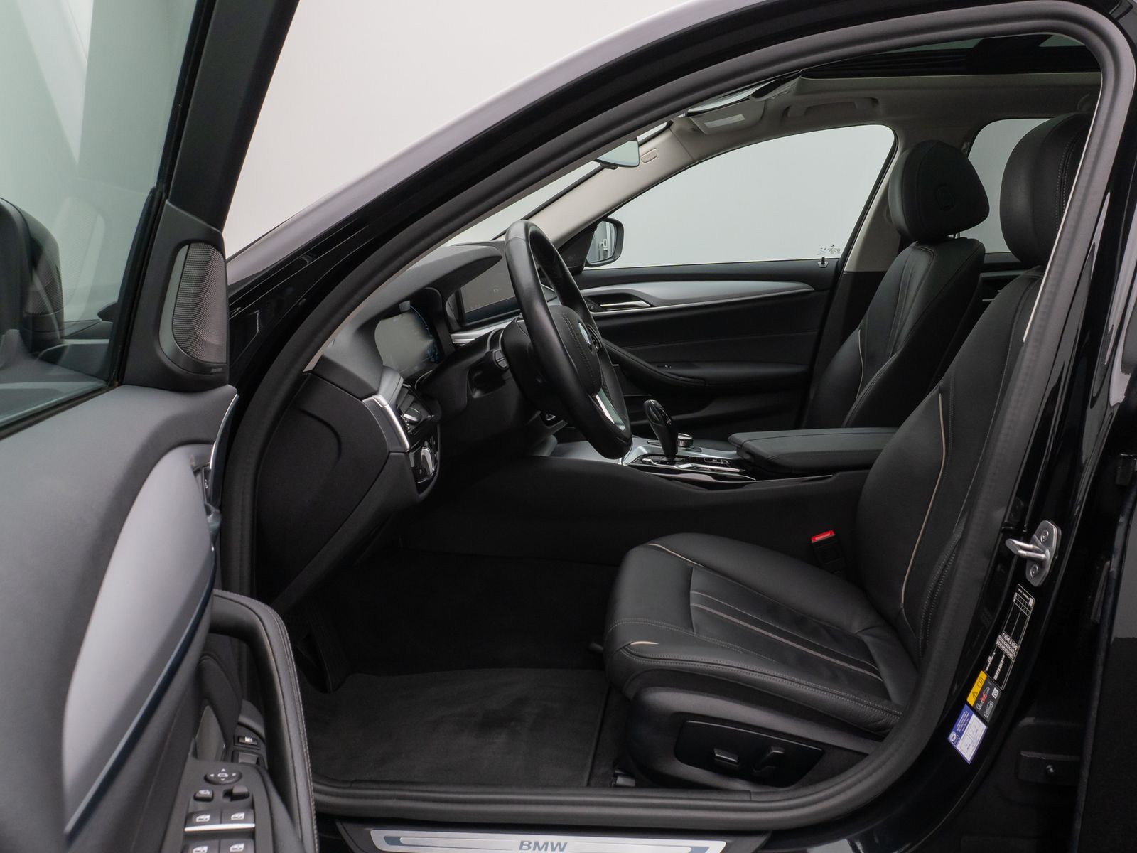 Fahrzeugabbildung BMW 530e Panorama 360°DAB H/K ACC AHK Alarm Leder