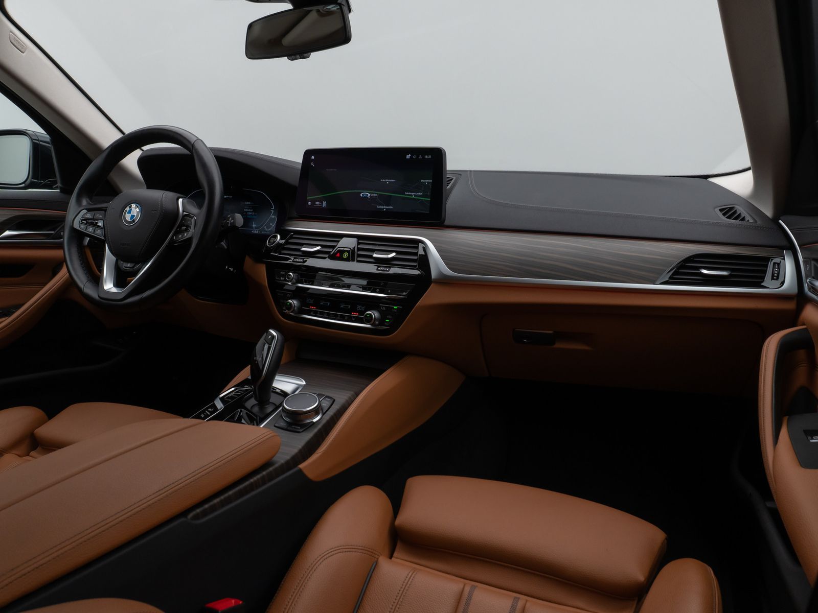 Fahrzeugabbildung BMW 530e xD LuxuryLine 360°HUD DAB AHK Komfort Sport