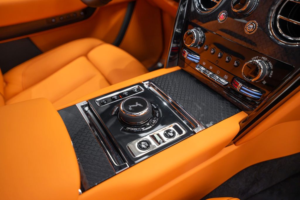 Cullinan BLACK BADGE 2026 BLACK/ORANGE FOOTREST - Bild 25