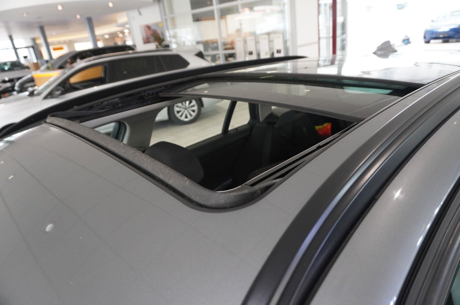 Fahrzeugabbildung BMW 320i TOURING NAVI/BI-XENON/SHZ/PDC/PANO./SH/TEMP
