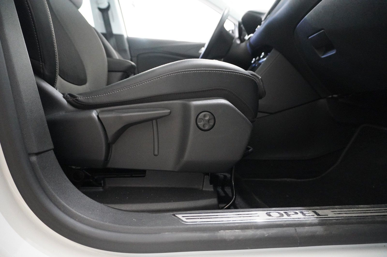 Fahrzeugabbildung Opel Grandland (X) 1.2T INNOV. NAVI/LED/KAMERA/PANO.