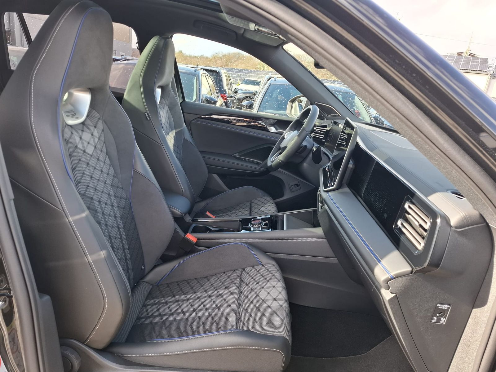 Fahrzeugabbildung Volkswagen Tiguan 2.0 TDI 4M R-Line PANO*H&K*AHK*MATRIX*20"