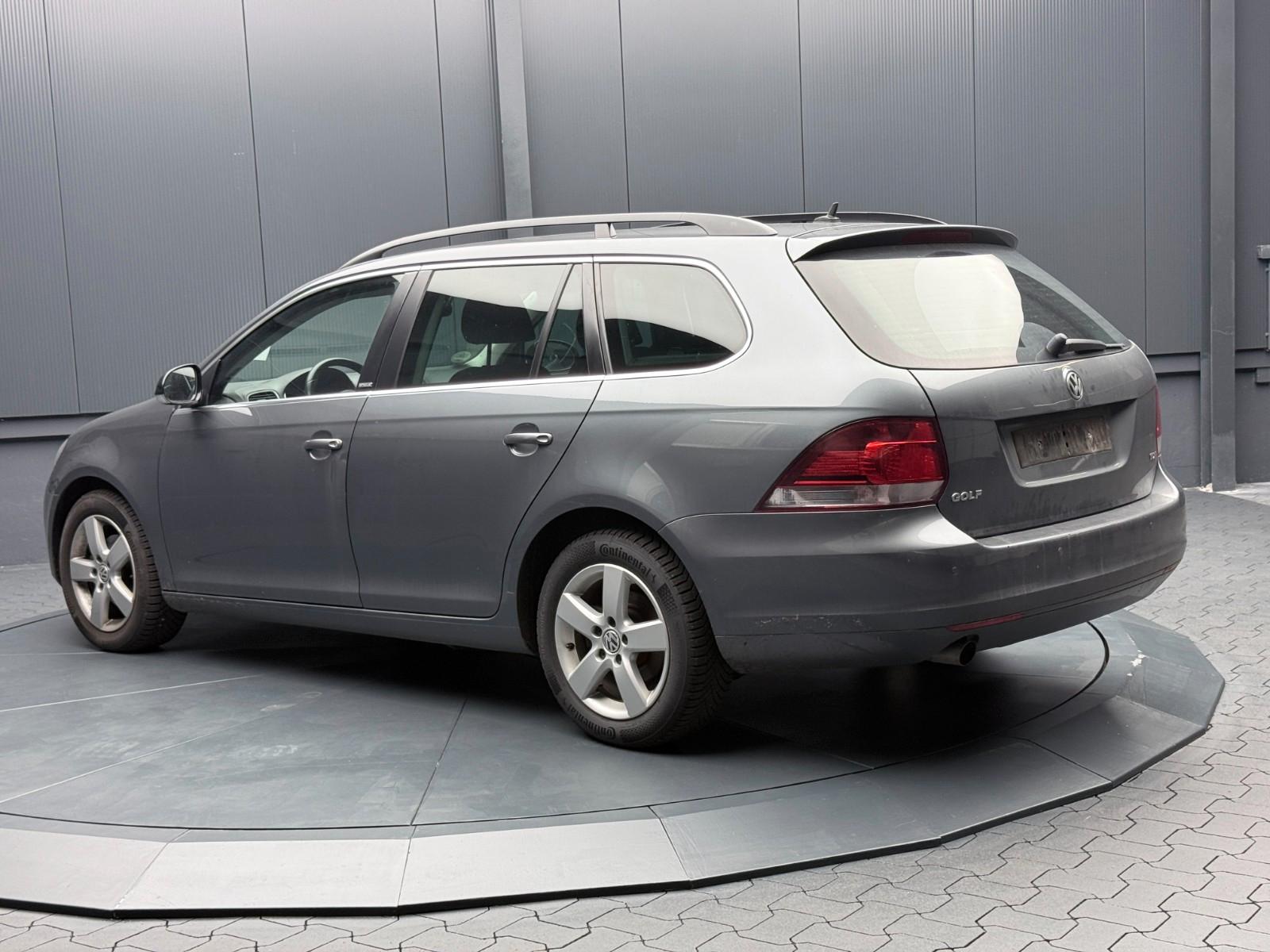 Volkswagen Golf 2011 — rear view