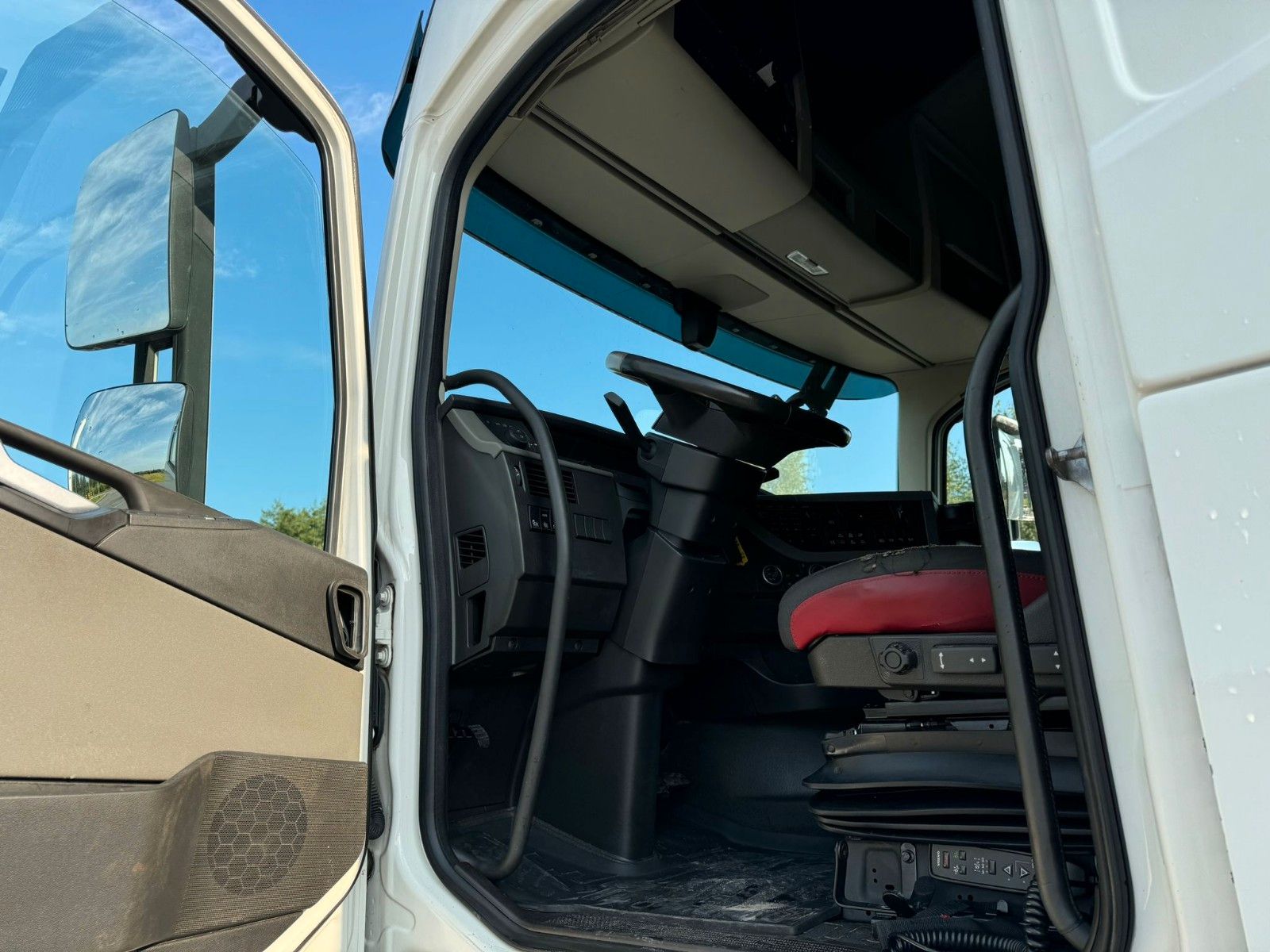 Fahrzeugabbildung Volvo FH 540 8x4 EU6 Retarder Lenk/Lift KESLA LK 9,4m