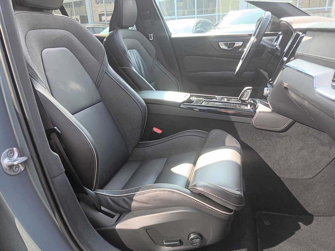 Fahrzeugabbildung Volvo V60 T8 Recharge AWD R-Design 'HEAD-UP Disyplay